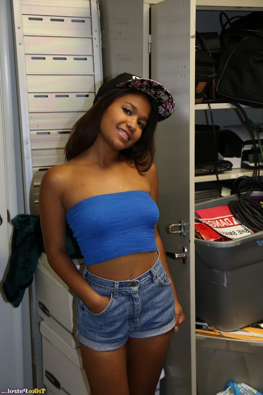 20P Loni Jarin, une jeune asiatique sexy, aime le sexe en levrette en POV et prend un soin du visage.