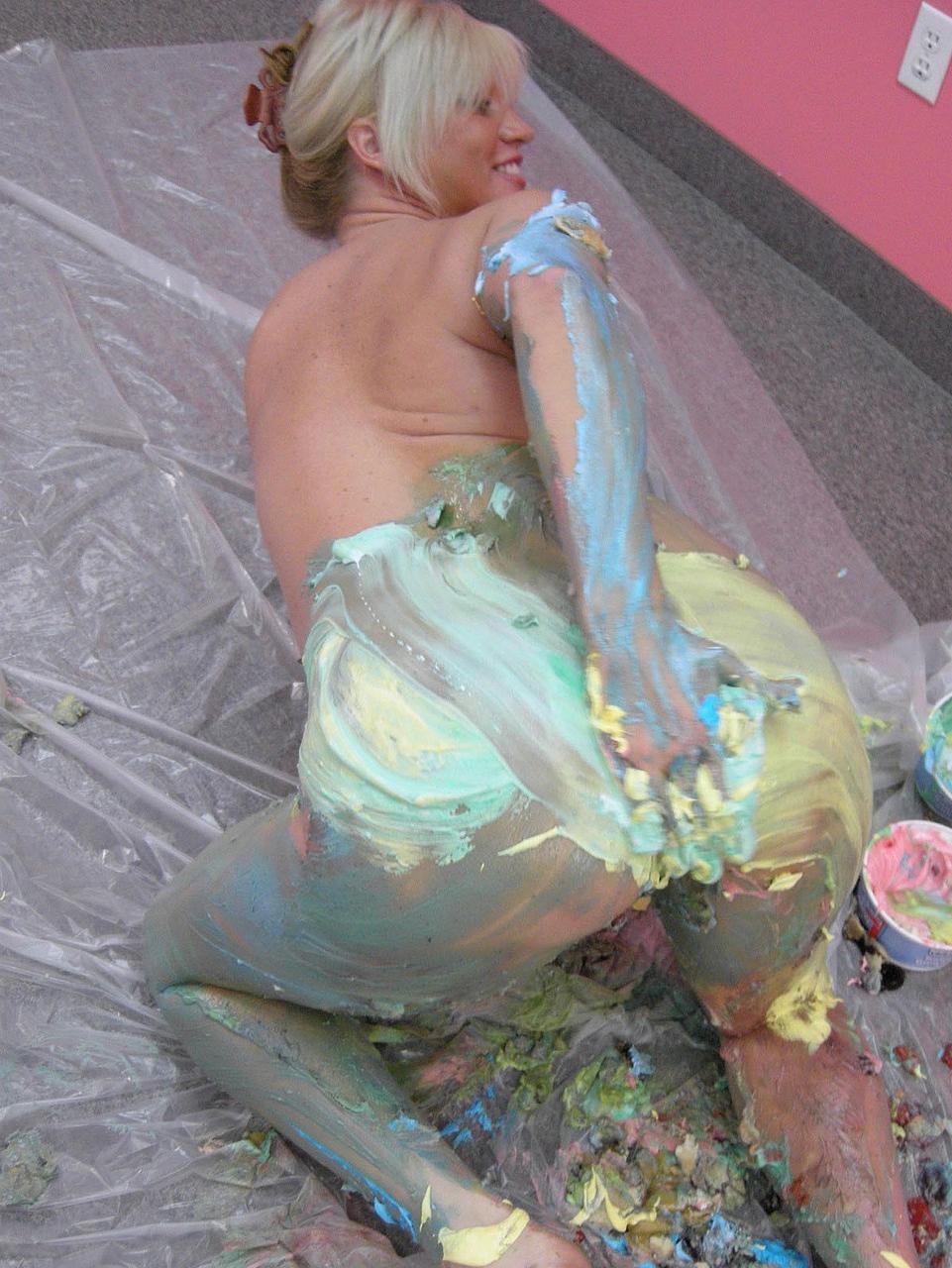 20P Alexis Anderson, femme au foyer bien roulée, couvre son corps potelé de peinture de manière ludique.