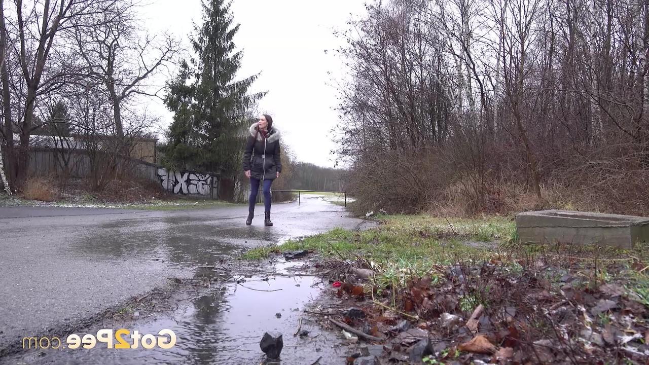 15P Cynthia Vellons hace un pis muy necesario en una plataforma de hormigón cerca de una carretera