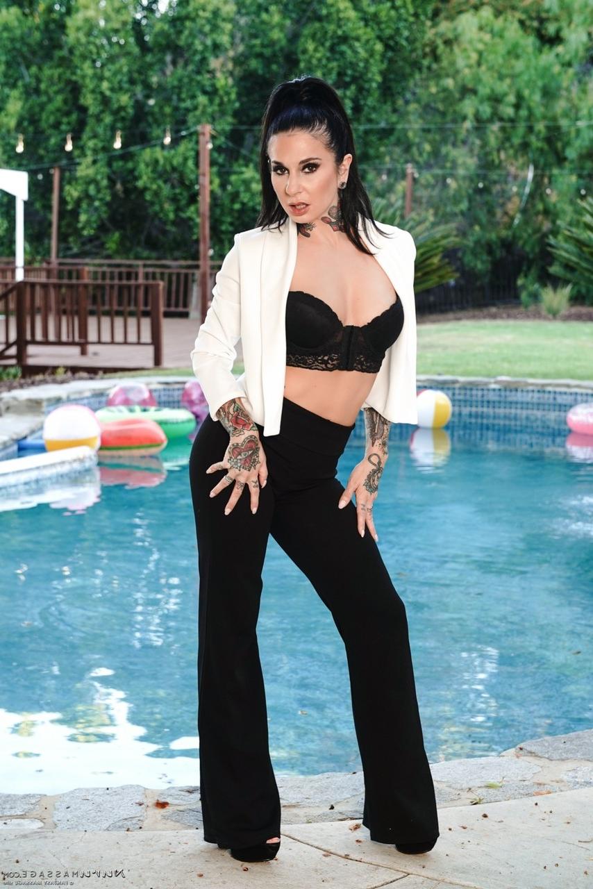 15P A morena sexy Joanna Angel faz topless antes de baixar as calças pretas