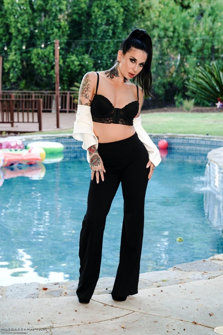15P A morena sexy Joanna Angel faz topless antes de baixar as calças pretas