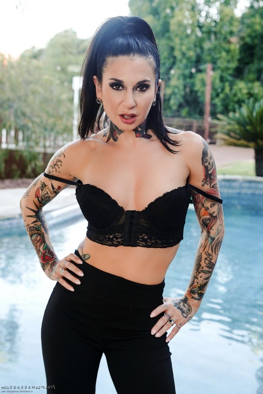 15P A morena sexy Joanna Angel faz topless antes de baixar as calças pretas