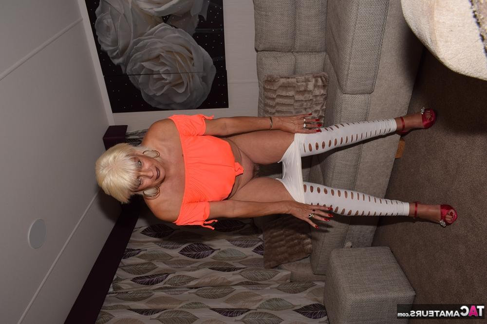 19P A loira mais velha e sexy Dimonty abaixa as leggings antes de mostrar sua vulva e seus peitos