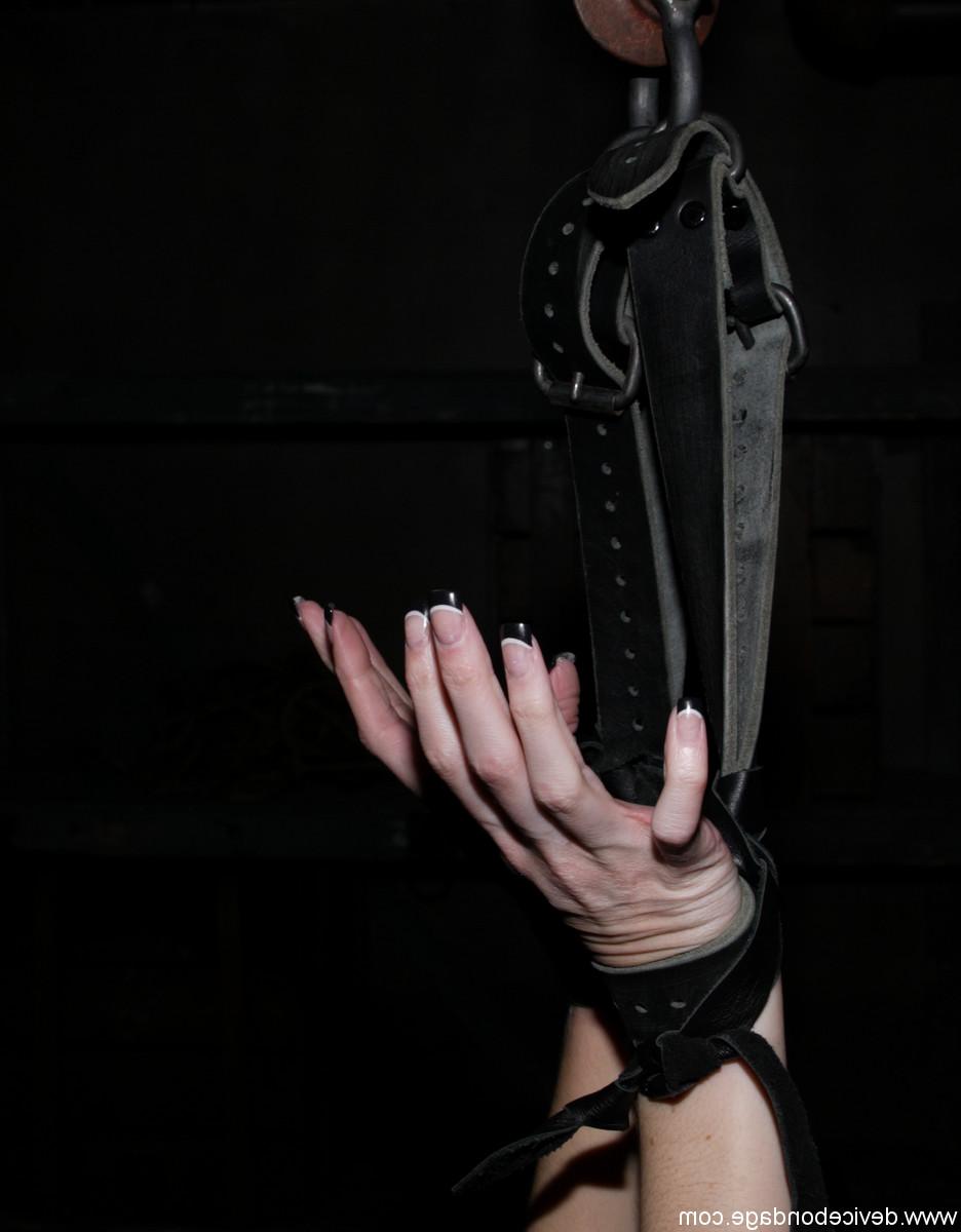 16P A esquelética Hailey Young suspensa nua com a boca colada para uma brincadeira quente de BDSM