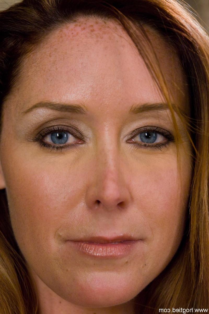 16P La estadounidense Christina Carter tiene sus grandes tetas atadas y manoseadas por sus manejadores