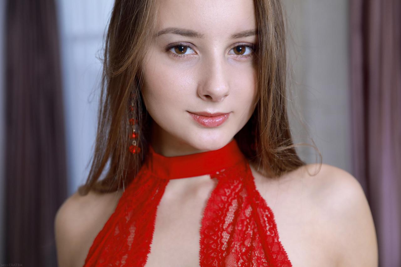 20P A adolescente russa Leggy Rosalina tira seu lindo vestido vermelho e posa nua