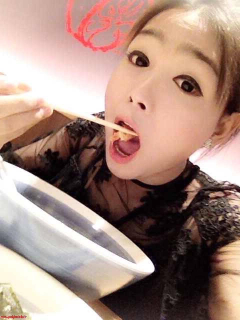 20P Une jolie transexuelle asiatique montre ses seins dans une jolie compilation de selfies.