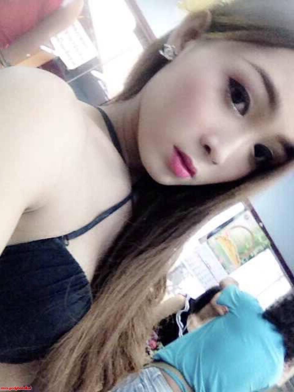 20P Une jolie transexuelle asiatique montre ses seins dans une jolie compilation de selfies.