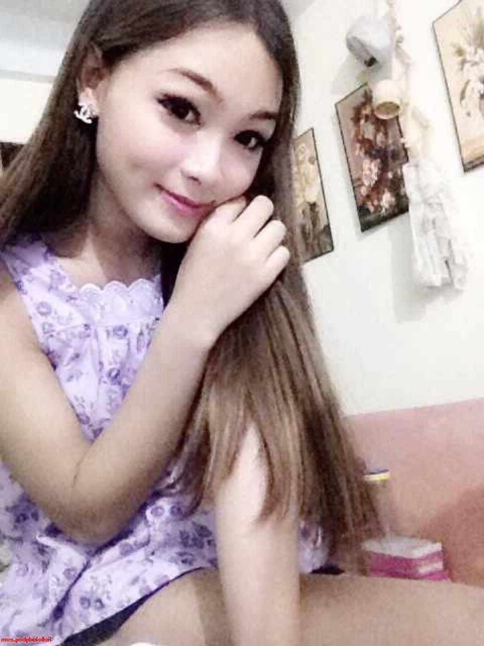 20P Une jolie transexuelle asiatique montre ses seins dans une jolie compilation de selfies.