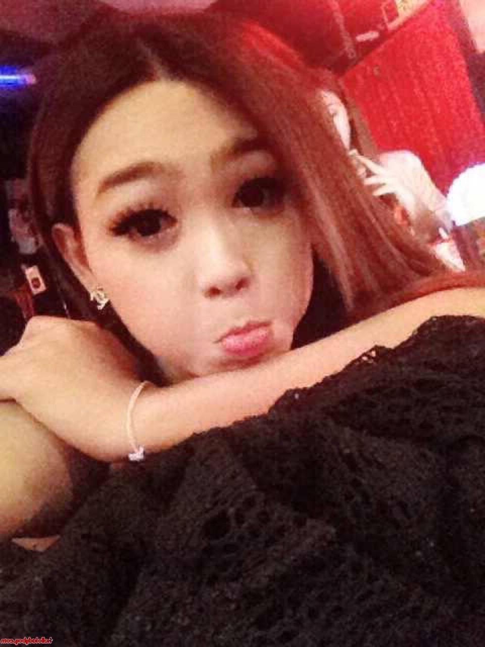 20P Une jolie transexuelle asiatique montre ses seins dans une jolie compilation de selfies.