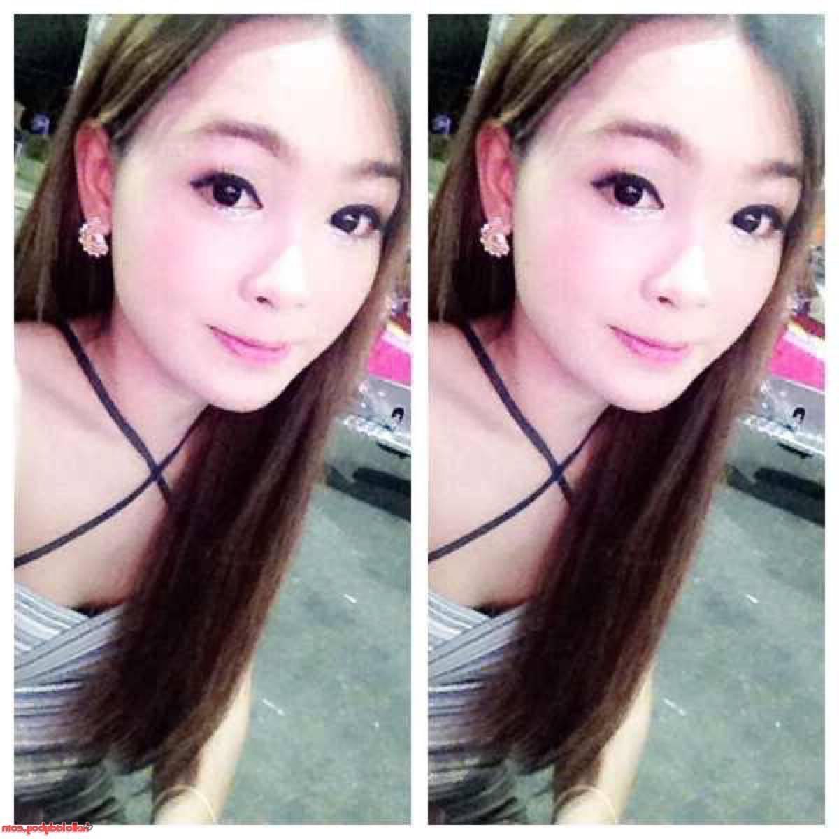 20P Une jolie transexuelle asiatique montre ses seins dans une jolie compilation de selfies.