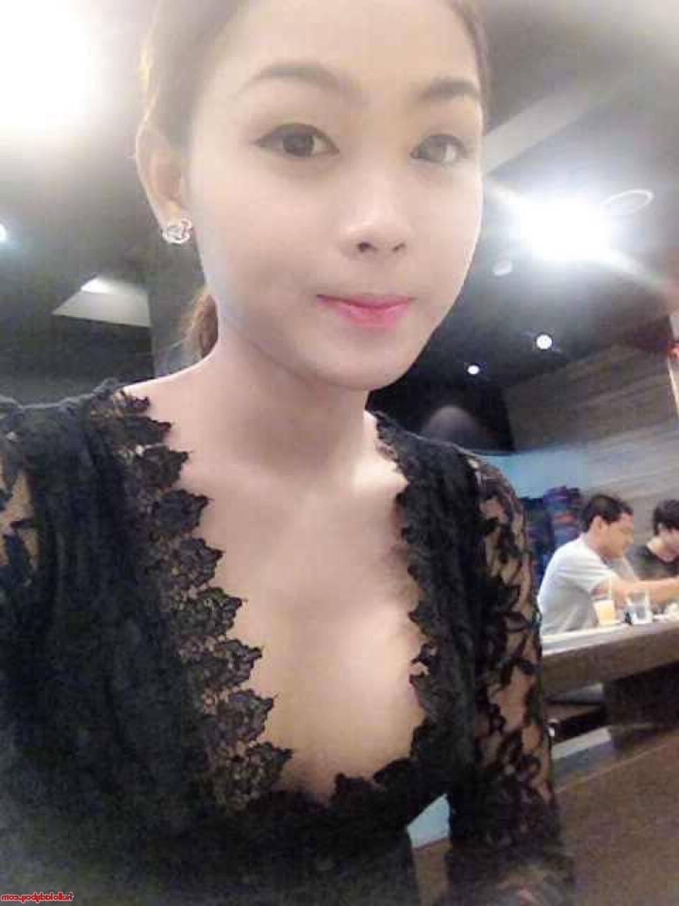 20P Une jolie transexuelle asiatique montre ses seins dans une jolie compilation de selfies.