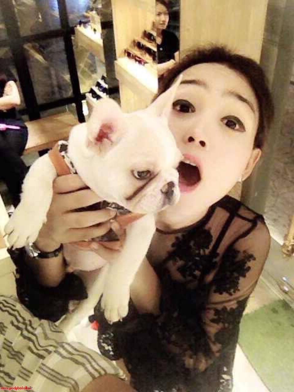 20P Une jolie transexuelle asiatique montre ses seins dans une jolie compilation de selfies.
