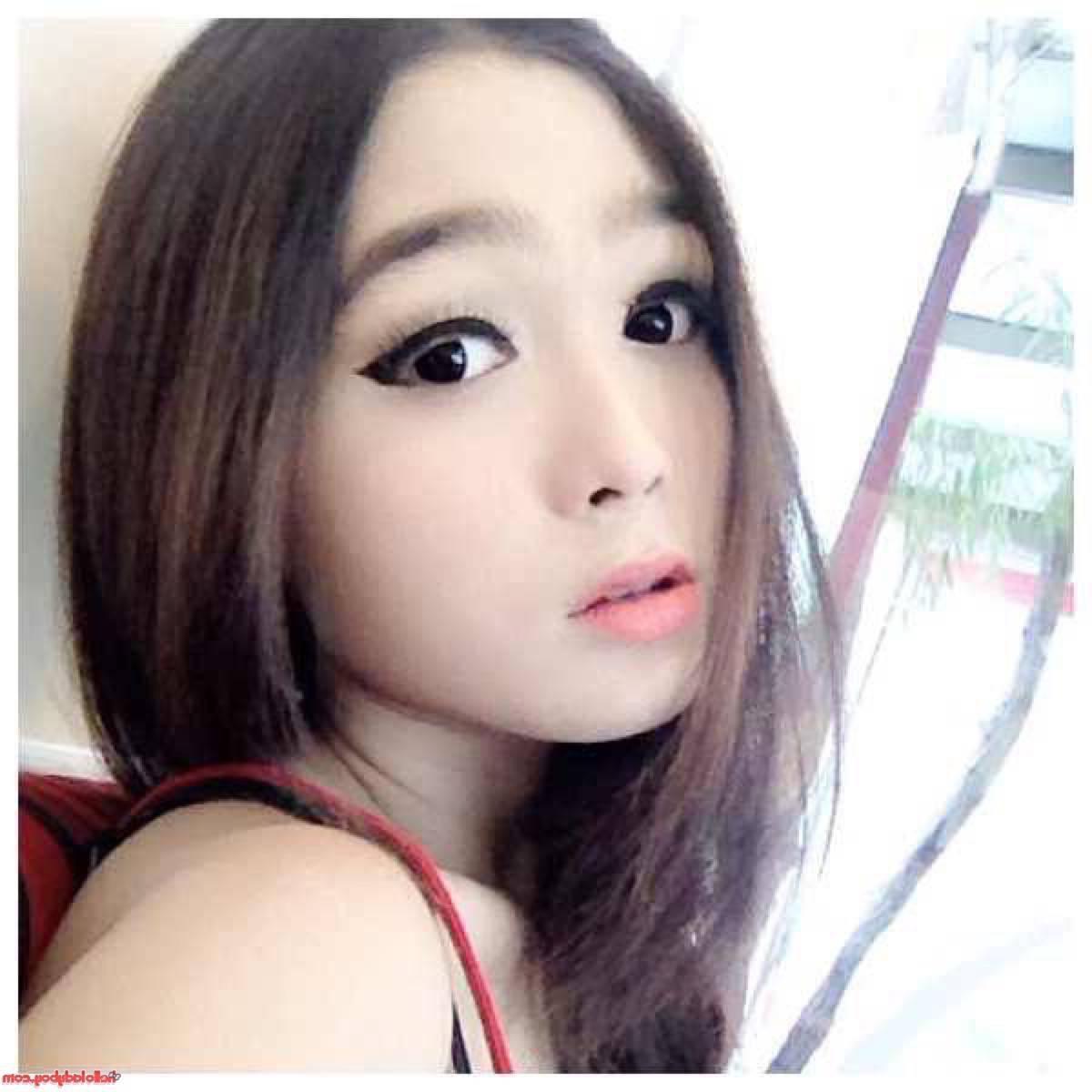 20P Une jolie transexuelle asiatique montre ses seins dans une jolie compilation de selfies.