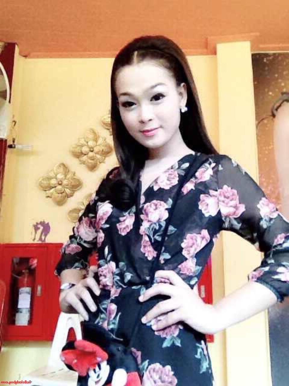 20P Une jolie transexuelle asiatique montre ses seins dans une jolie compilation de selfies.