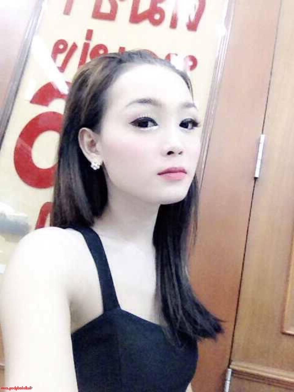 20P Une jolie transexuelle asiatique montre ses seins dans une jolie compilation de selfies.