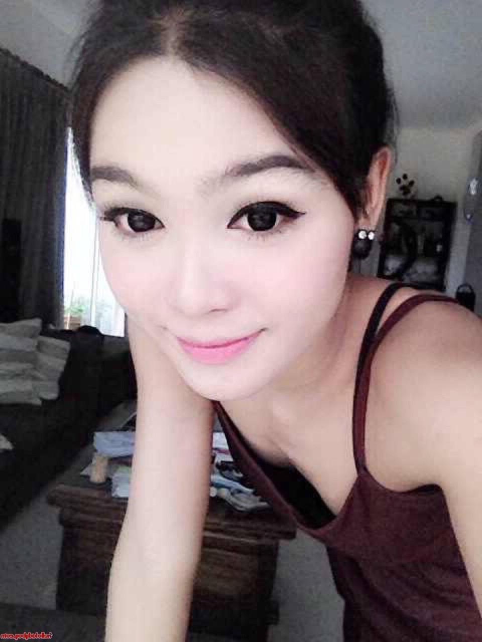 20P Une jolie transexuelle asiatique montre ses seins dans une jolie compilation de selfies.