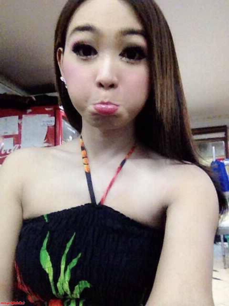 20P Une jolie transexuelle asiatique montre ses seins dans une jolie compilation de selfies.