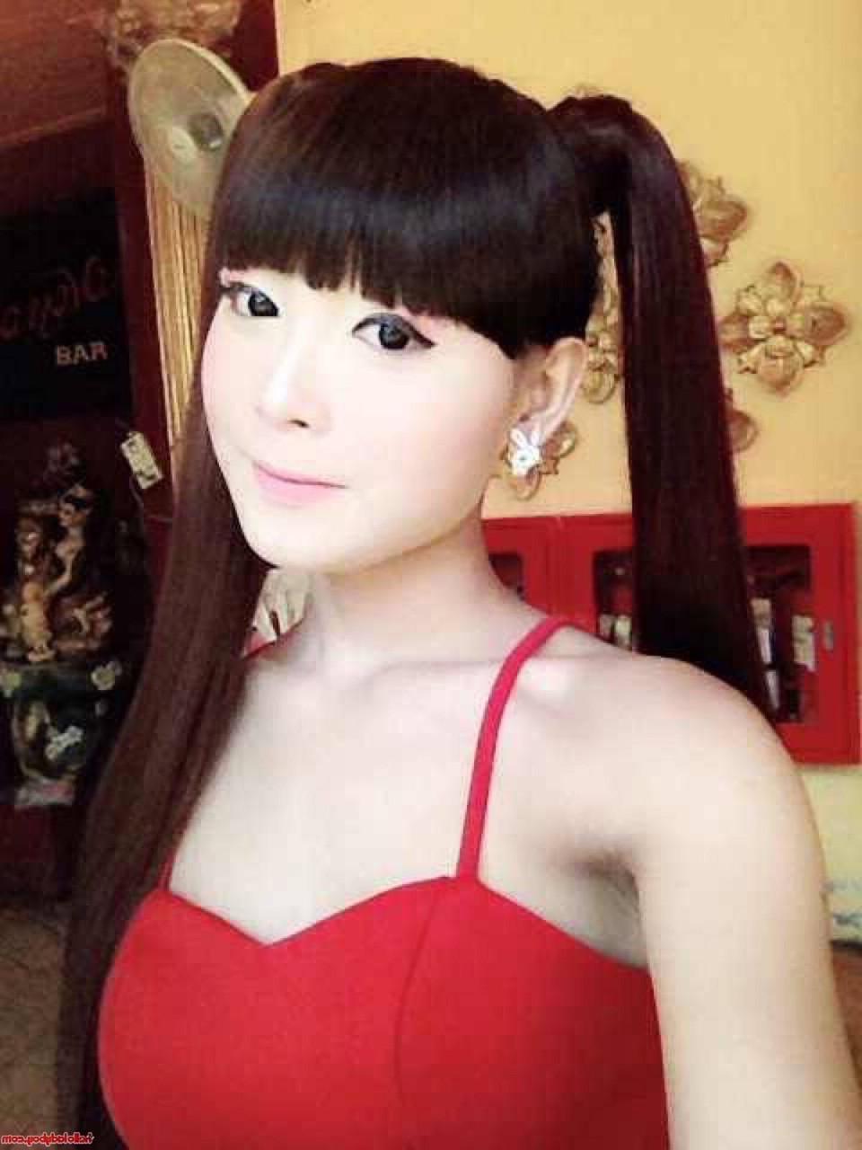 20P Une jolie transexuelle asiatique montre ses seins dans une jolie compilation de selfies.