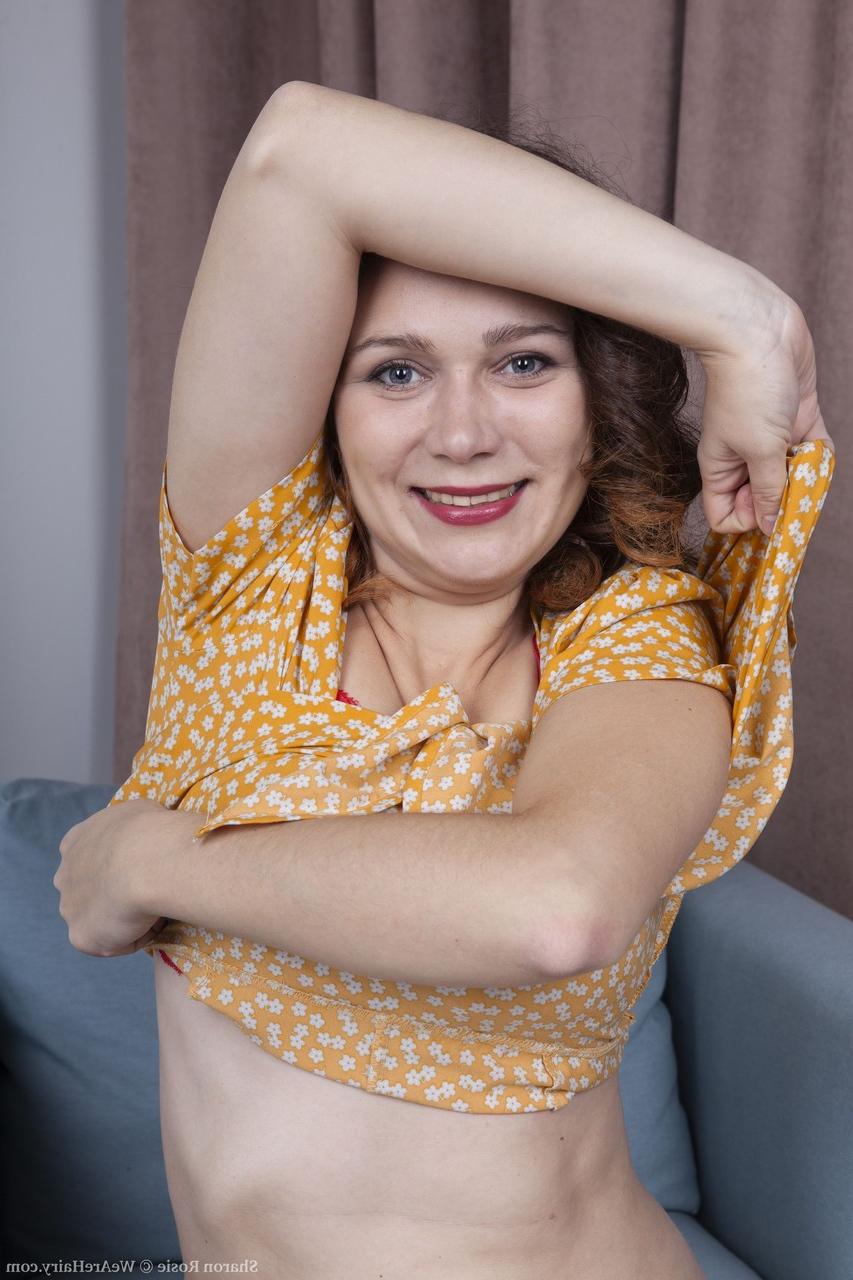 20P La belle amateur Sharon Rosie écarte sa chatte poilue de près.