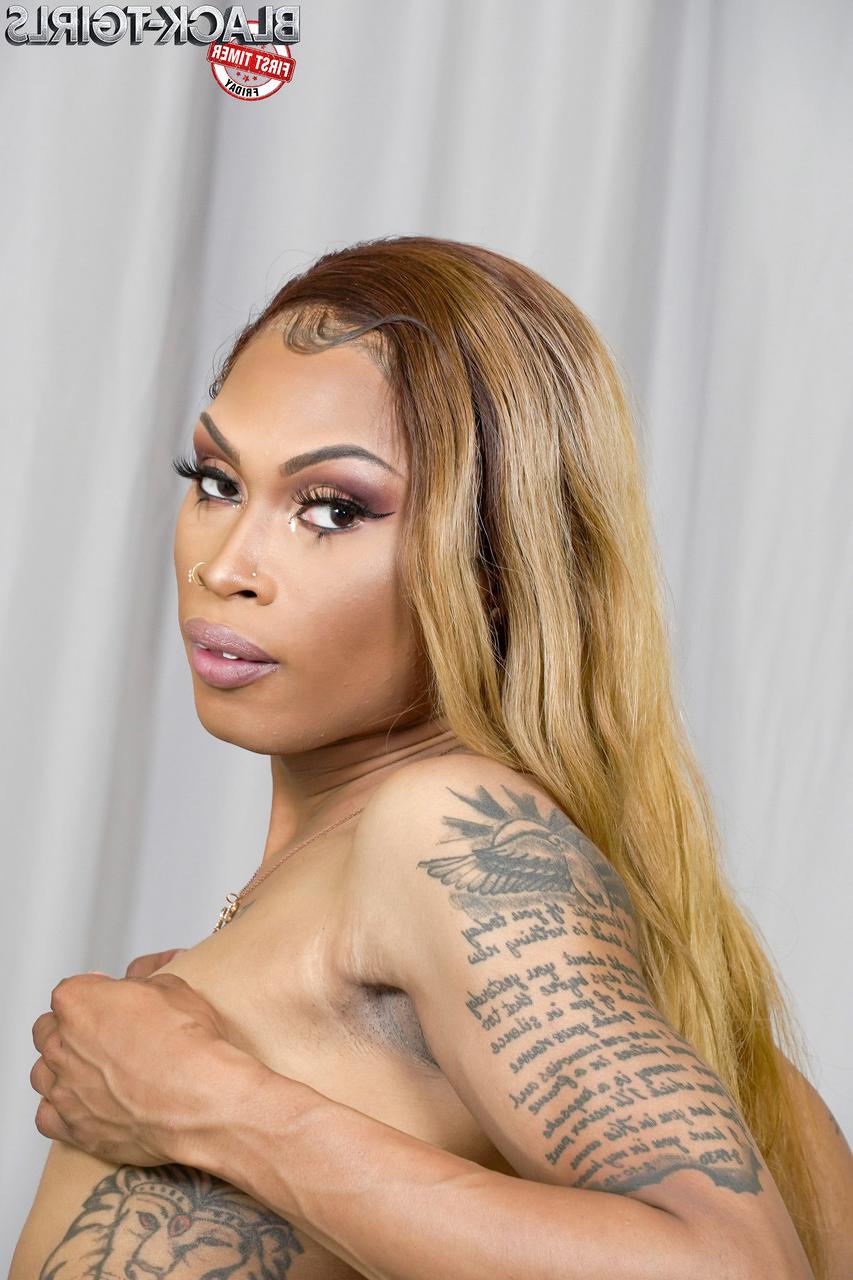 16P Travesti de ébano quente Ja Hona Chanel mostra seus peitos de recém-nascido e seu pau grande