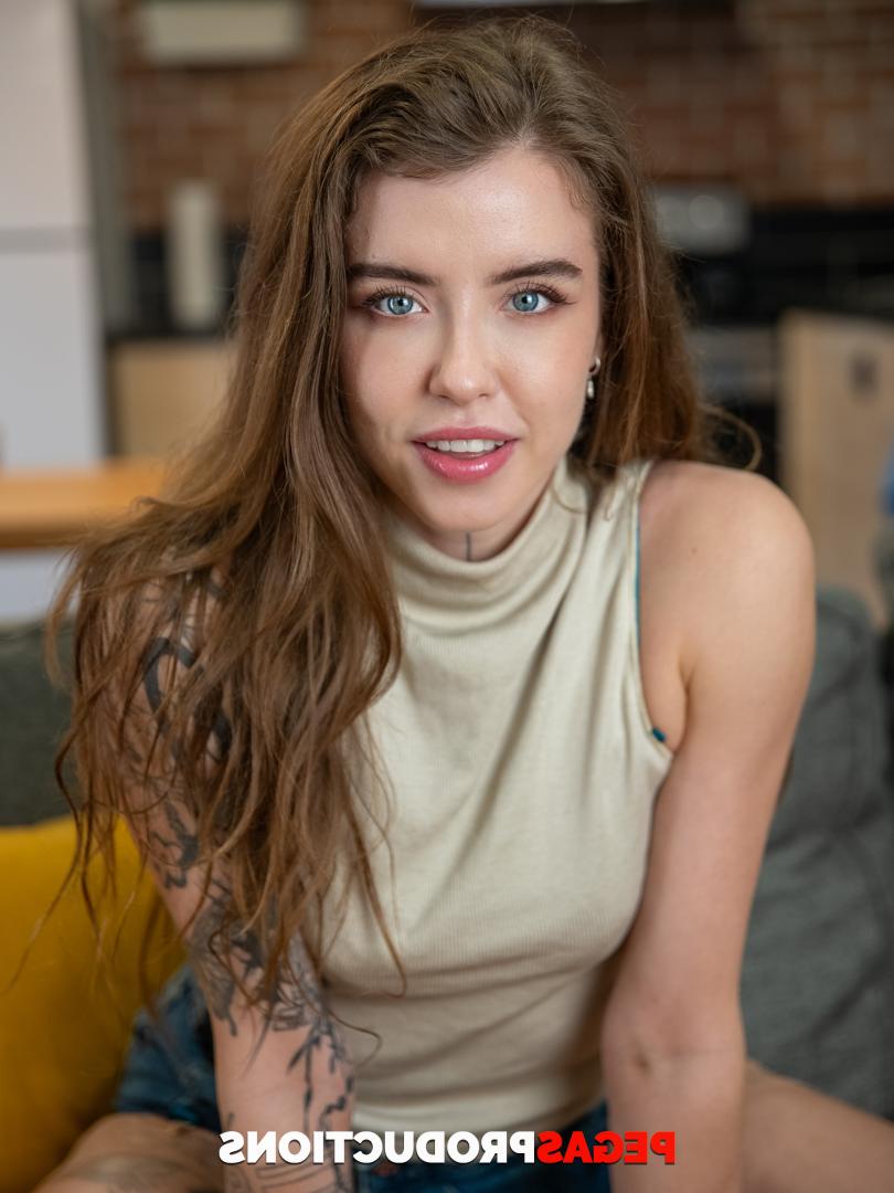19P A gata tatuada sexy Eden Ivy mostra seus peitos pequenos e doces e seu arbusto aparado