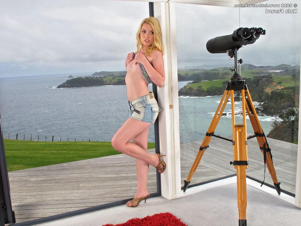 15P La rubia flaca Kala Ferard se desnuda mientras mira a través de un telescopio