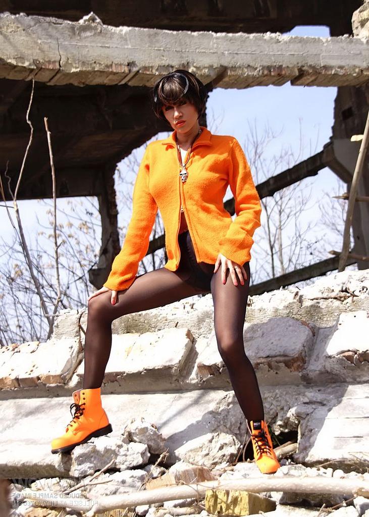 12P Morena sexy se burla al aire libre mientras usa pantimedias transparentes y botas