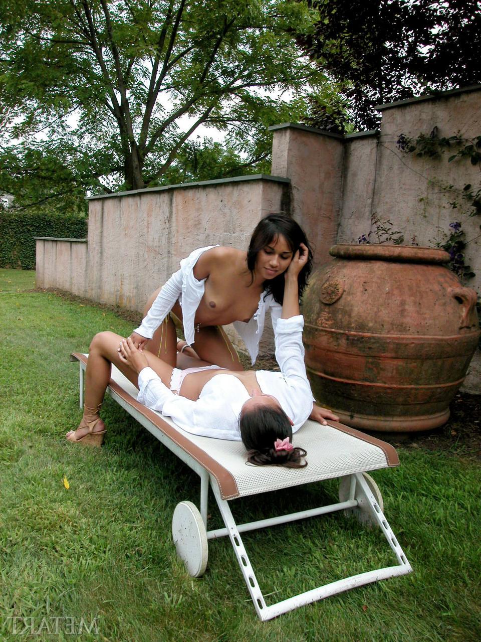 20P As adolescentes sensuais Hannah A e Heidi exibem suas bundas grandes e peitos pequenos ao ar livre
