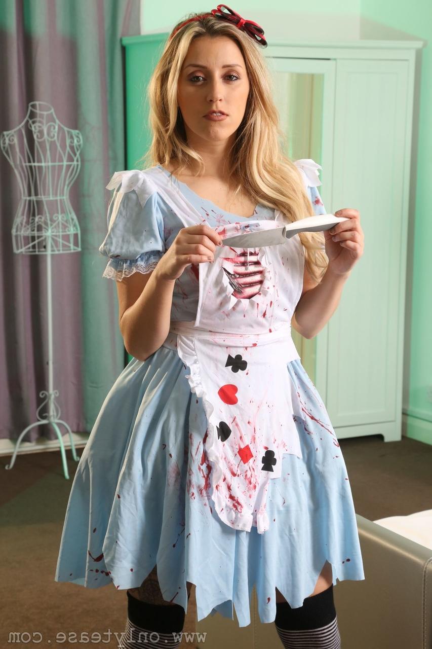 20P Die süße Blondine Frankie B zieht ihr Halloween-Kostüm aus und posiert oben ohne