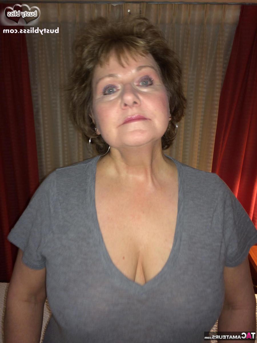 16P A amadora mais velha Busty Bliss fica totalmente nua antes de usar um brinquedo em sua buceta