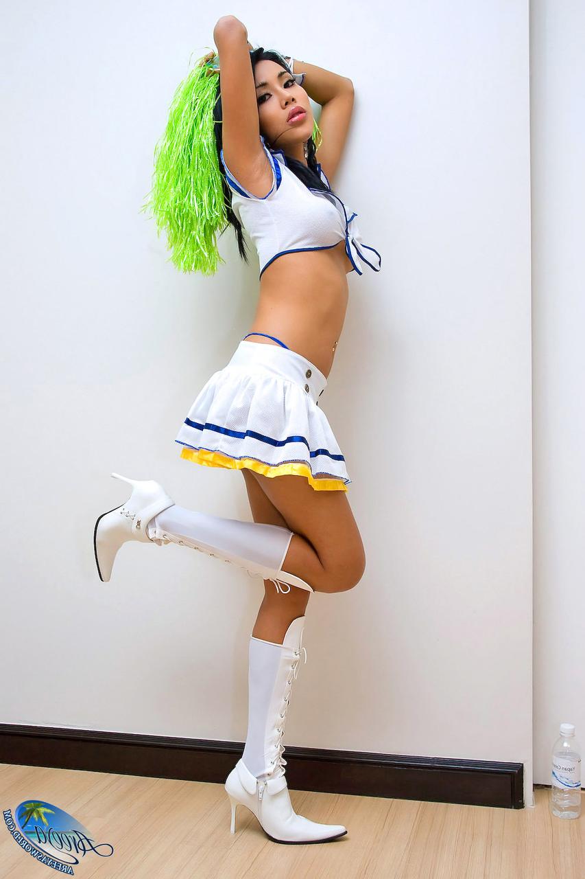 20P Die zierliche Shemale-Cheerleaderin Areeya enthüllt ihre falschen Titten und spielt mit ihrem Schwanz