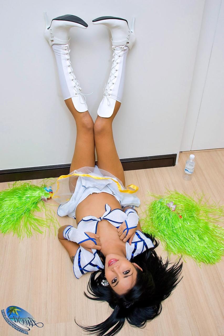 20P Die zierliche Shemale-Cheerleaderin Areeya enthüllt ihre falschen Titten und spielt mit ihrem Schwanz