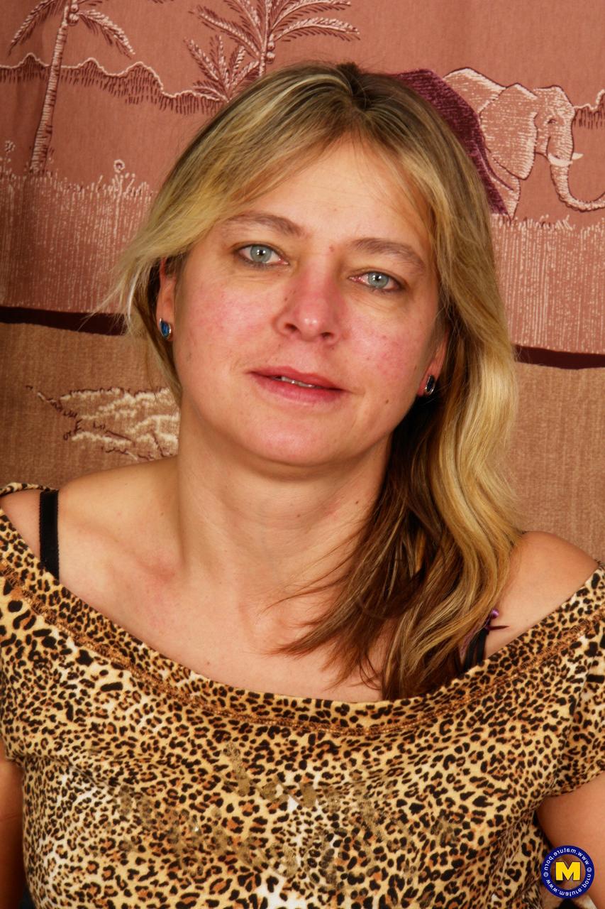 20P Mamá amateur con un vestido de leopardo mayra juega con su almeja afeitada en solitario