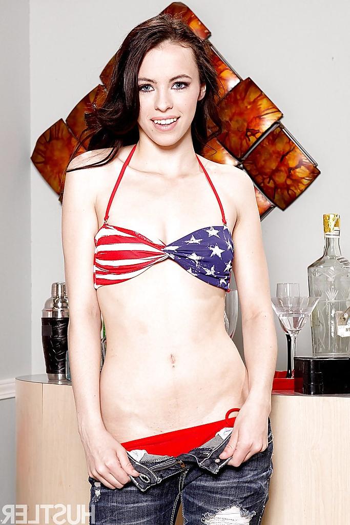 16P A pornstar americana Veronica Radke tirando o biquíni com tema dos EUA e usando salto alto