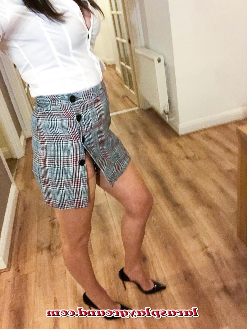 20P Hot MILF shows her trimmed twat while flaunting her sexy legs in stockings