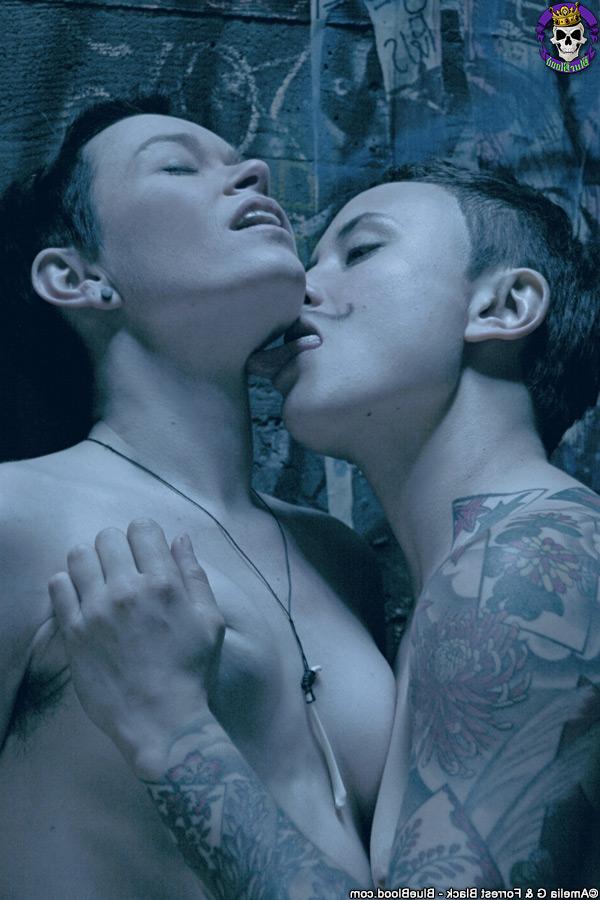 15P Short haired dykes Jiz Lee & Syd Blakovich have sex in front of a mirror