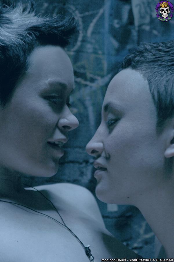 15P Short haired dykes Jiz Lee & Syd Blakovich have sex in front of a mirror