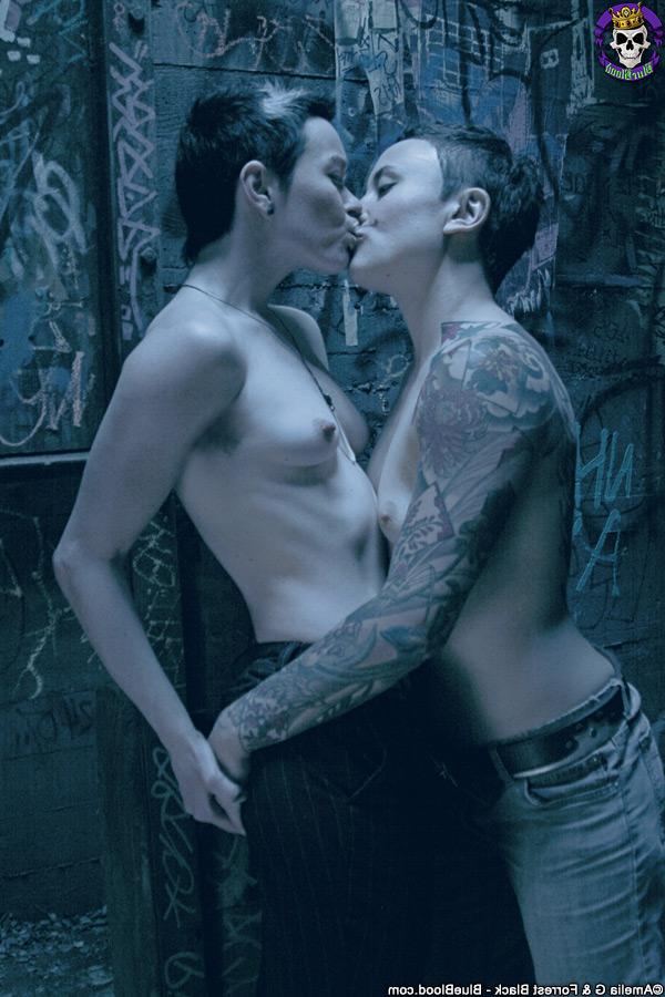 15P Short haired dykes Jiz Lee & Syd Blakovich have sex in front of a mirror