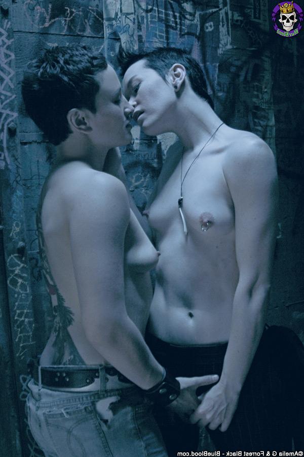 15P Short haired dykes Jiz Lee & Syd Blakovich have sex in front of a mirror