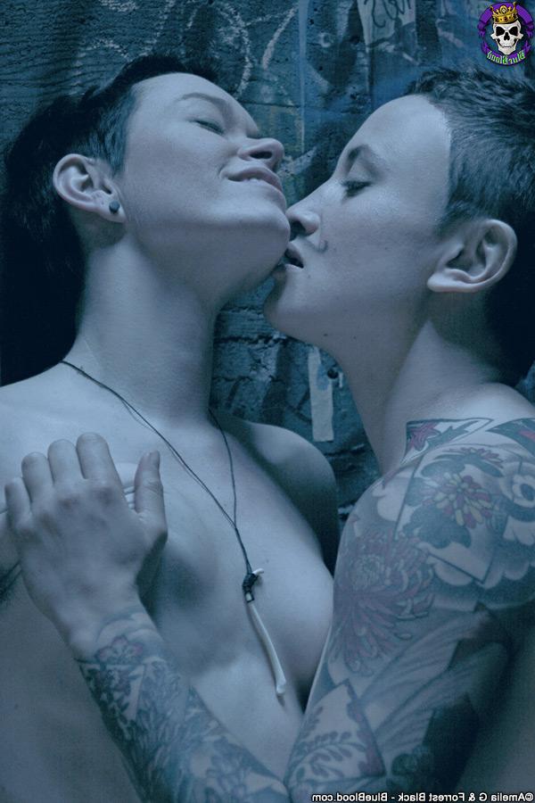 15P Short haired dykes Jiz Lee & Syd Blakovich have sex in front of a mirror