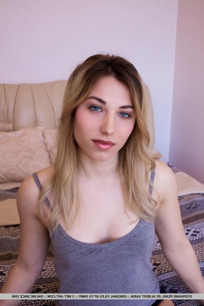 18P A linda adolescente Stephanie Pearl mostra sua bela bunda e buceta ao mesmo tempo