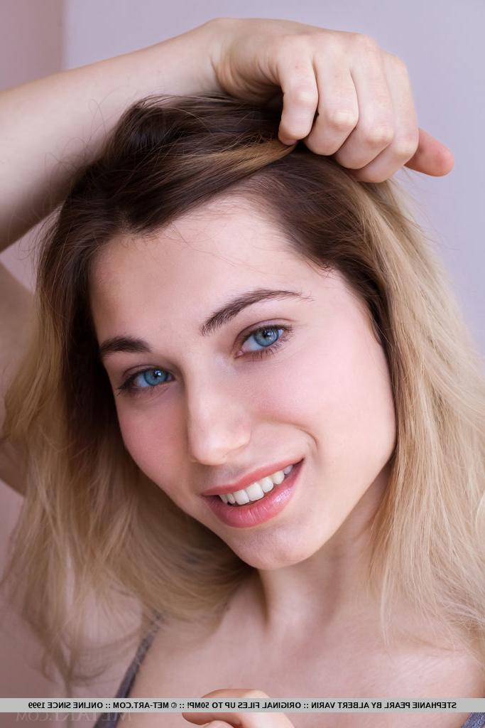 18P A linda adolescente Stephanie Pearl mostra sua bela bunda e buceta ao mesmo tempo