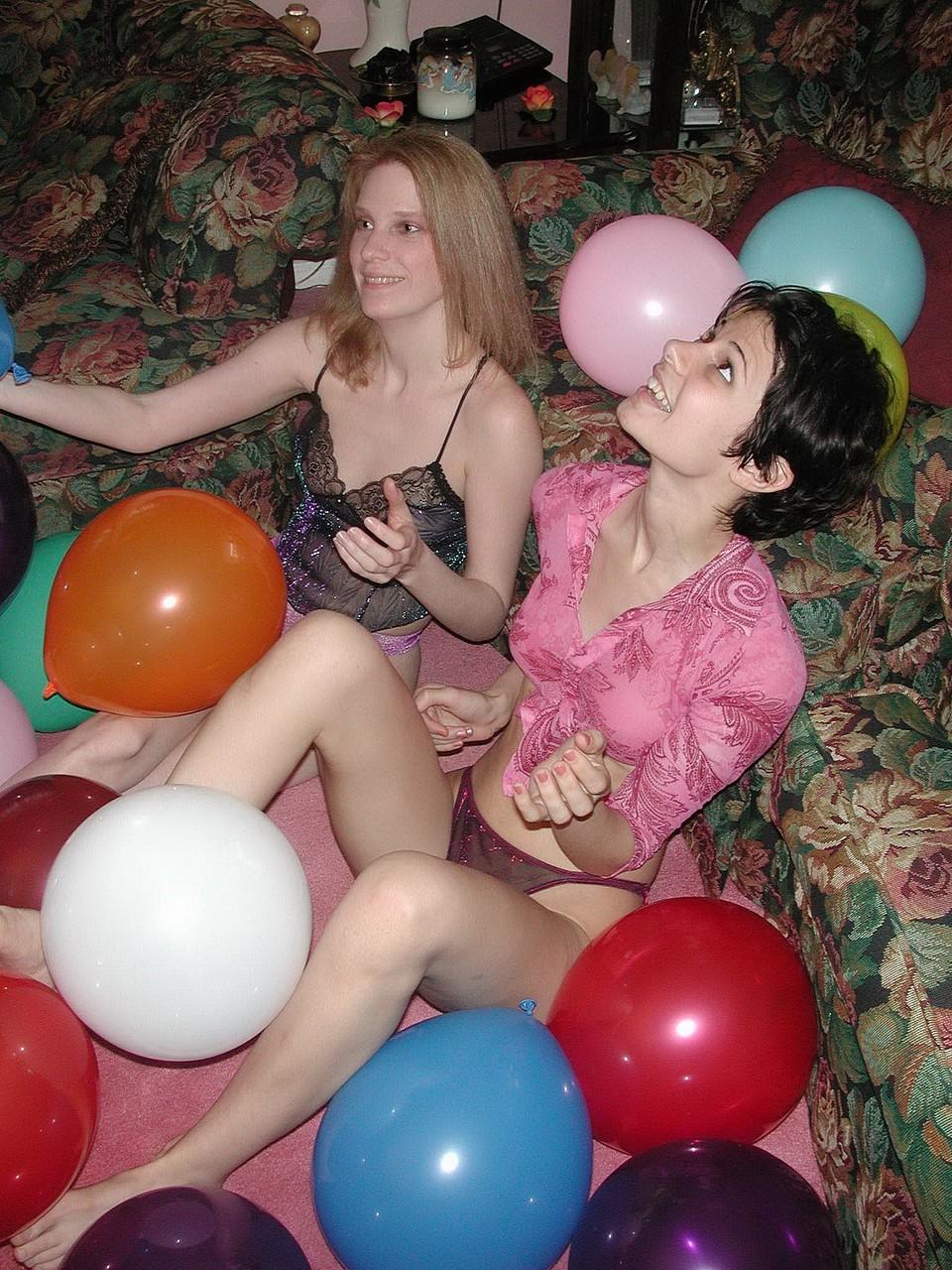 20P Las lesbianas amateur Addie y Roxanne se desnudan y posan desnudas mientras juegan con globos