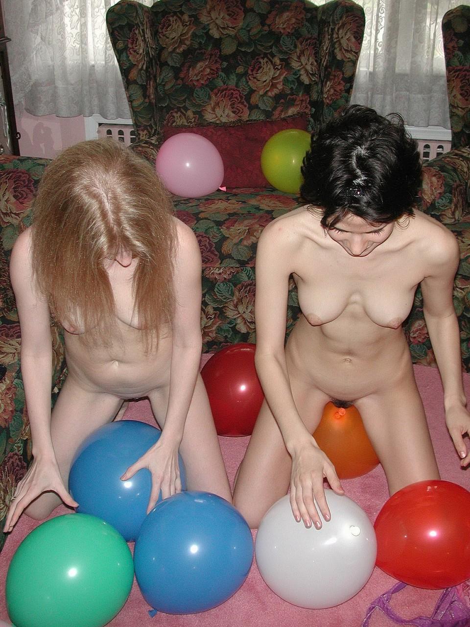 20P Las lesbianas amateur Addie y Roxanne se desnudan y posan desnudas mientras juegan con globos