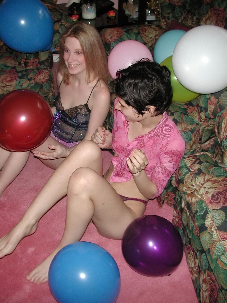 20P Las lesbianas amateur Addie y Roxanne se desnudan y posan desnudas mientras juegan con globos