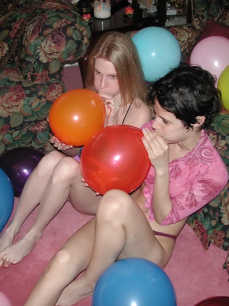 20P Las lesbianas amateur Addie y Roxanne se desnudan y posan desnudas mientras juegan con globos