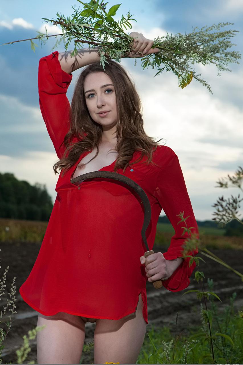 17P Der flexible Teenager Ginger Frost wandert völlig nackt durch ein Maisfeld