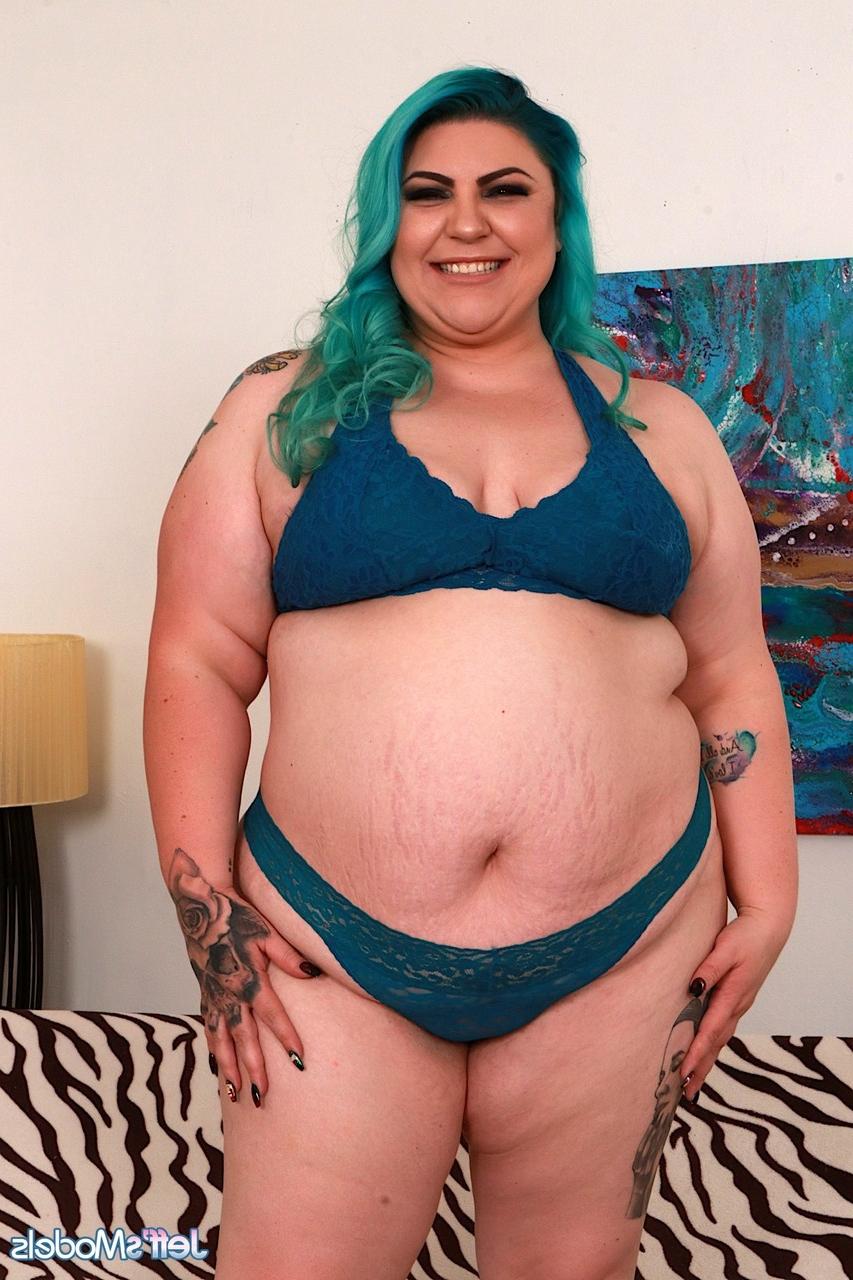 16P SSBBW Bella Bendz arbore des cheveux teints pendant qu'un doigt écarte son vagin.