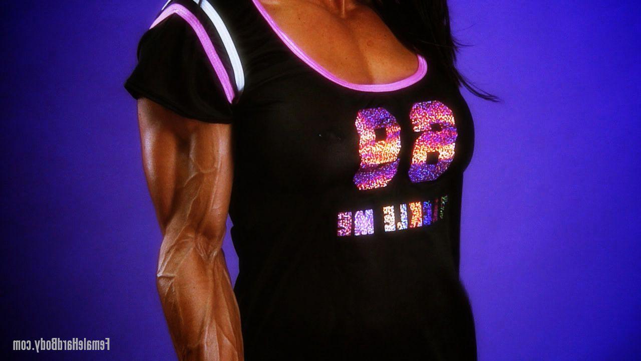 20P La musculosa marina lopez expone sus piercings falsos y posa